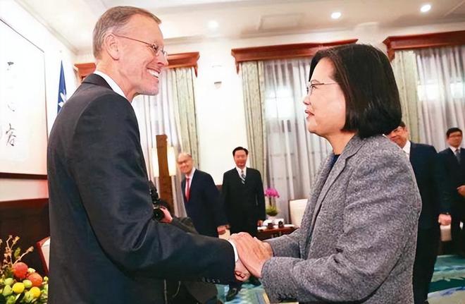 委总统秀中国手机：美国佬窃听不了委总统秀中国手机，美国佬窃听不了，数字时代的独立之声